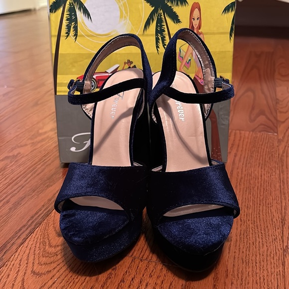 Platform party shoes! Blue velvet, size 6.5 NIB - Picture 2 of 7